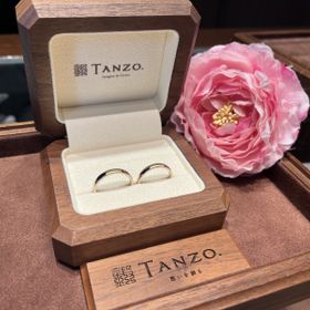 【TANZO.(鍛造指輪)の口コミ】 ベースの色は1番肌馴染みのよいコーラルカラーにし、表面を一部マット調に…
