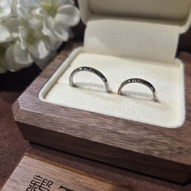 【TANZO.(鍛造指輪)の口コミ】 色違いで同じデザインにしました。パッと見シンプルですが、側面にスター…