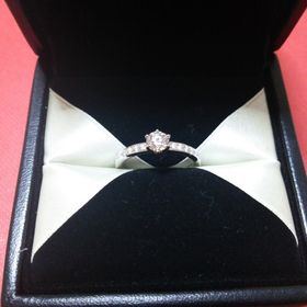 【エクセルコダイヤモンド(EXELCO DIAMOND)の口コミ】 サイドに小さいダイヤが並んだ物が気になり、その様なデザインの指輪をた…