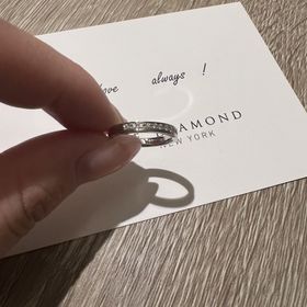 【ラザール ダイヤモンド(LAZARE DIAMOND)の口コミ】 ダイヤがいっぱい！！かわいい！！
ストレートのデザインが指を細く見せる…