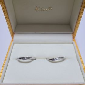 【ケイウノ ブライダル(K.UNO BRIDAL)の口コミ】 少しねじれのあるデザインで、指もこころなしかスッキリ見えます。
派手な…