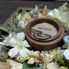 【鎌倉彫金工房の口コミ】 デザインはつちめ、幅は2.0と2.5のPT900を選びました。
デザインや幅、素…