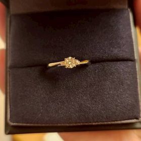 【ラザール ダイヤモンド【取扱店販売】の口コミ】 指輪のデザインは派手すぎないが、ダイヤモンドの質がいいのでキラキラし…