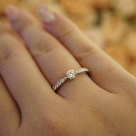 【ラザール ダイヤモンド(LAZARE DIAMOND)の口コミ】 ダイヤモンドのクオリティ。虹色の輝きがサイト内で謳われていましたが、…