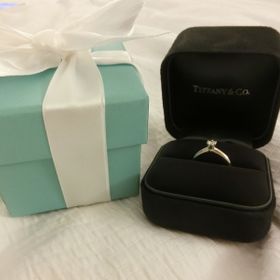 【ティファニー(Tiffany & Co.)の口コミ】 小さい頃からの憧れのブランドでした。形は、王道のセッティング、縦詰め…