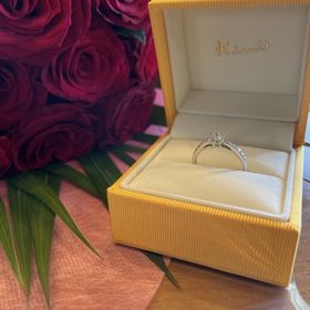 【ケイウノ ブライダル(K.UNO BRIDAL)の口コミ】 台座に2人のイニシャル（MとH）が入っているところです。フルオーダーでデ…