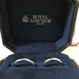 【ROYAL ASSCHER(ロイヤル・アッシャー)の口コミ】 太い指輪だと付けてる感が気になってしまうと妻のご要望で細みの指輪を希…
