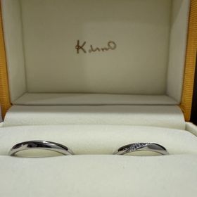 【ケイウノ ブライダル(K.UNO BRIDAL)の口コミ】 シンプルで違和感もなく、リングのコンセプト通りえくぼのようなくぼみが…