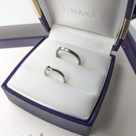 【俄(にわか)の口コミ】 ストレートラインではなくて、ゆるやかなラインのリングです。
ダイヤは中…