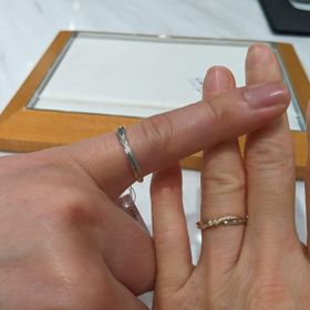 【STAR JEWELRY(スタージュエリー)の口コミ】 星モチーフが大好きで、元々スタージュエリーのファンです。
結婚指輪を選…