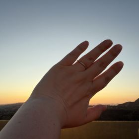 【ケイウノ ブライダル(K.UNO BRIDAL)の口コミ】 ウェーブがかかっていて、大小7個のダイヤが付いています
見えている表面…