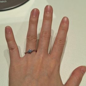 【アイプリモ(I-PRIMO)の口コミ】 サイドに2石のメレダイヤが配置された上品なデザインです。センターダイヤ…