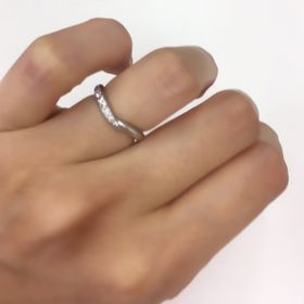 【ケイウノ ブライダル(K.UNO BRIDAL)の口コミ】 先にケイウノで購入しま婚約指輪の形に合わせてセットで使用できるように…