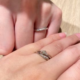 【アイプリモ(I-PRIMO)の口コミ】 センターダイヤモンドに加えて、結婚指輪にもメレダイヤがセッティングさ…