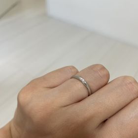 【アイプリモ(I-PRIMO)の口コミ】 ダイヤが三つ入っています。夫の分と同じ斜めのラインが入っていて、お揃…