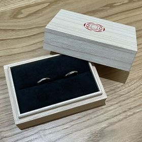 【出雲結(いずもゆい)の口コミ】 シンプルだけど煌びやかさもある素敵なデザインです。石の入ったデザイン…