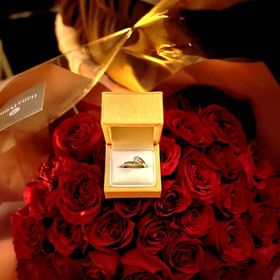 【ケイウノ ブライダル(K.UNO BRIDAL)の口コミ】 過去と未来が交差する感じで横からダイヤが見えるようにしました。
今まで…