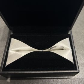 【銀座ダイヤモンドシライシの口コミ】 指輪を選ぶ際のこだわりは、ウェーブがかかっていてシンプルでシルバーの…