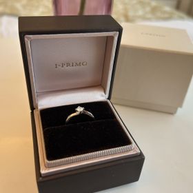 【アイプリモ(I-PRIMO)の口コミ】 一粒ダイヤの婚約指輪で、シンプルだからこそダイヤの輝きが際立ち、手元…