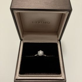 【アイプリモ(I-PRIMO)の口コミ】 シンプルなデザインであり、中心のダイヤを際立足せることができる指輪で…