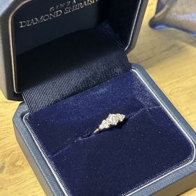 【銀座ダイヤモンドシライシの口コミ】 センターにひとつ、左右に３つずつのダイヤがあり菱形のような配置がきれ…