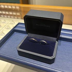 【銀座ダイヤモンドシライシの口コミ】 ダイヤモンドがキラキラしてて、もらった婚約指輪の上に合わせても可愛く…