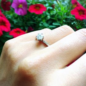 【ケイウノ ブライダル(K.UNO BRIDAL)の口コミ】 ダイアの下には私の好きな花がデザインされています。リングは細身で中に…