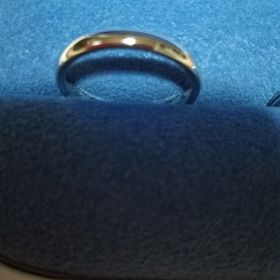 【銀座ダイヤモンドシライシの口コミ】 メレダイヤがついているタイプと、結婚指輪の定番というイメージのシンプ…