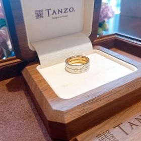 【TANZO.(鍛造指輪)の口コミ】 鍛造製法で強度が高く、平打ちで外側はプラチナでデザイン加工、内側はピ…