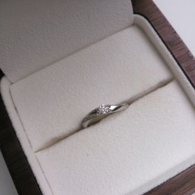 【Ponte Vecchio(ポンテヴェキオ)の口コミ】 シンプルなデザインで真ん中にだけダイヤモンドがついているオーソドック…