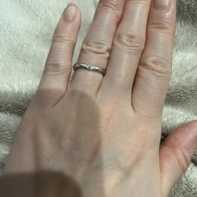 【銀座ダイヤモンドシライシの口コミ】 ダイアモンドの埋め方が特殊だそうで、他の指輪のダイアモンドと比べると…