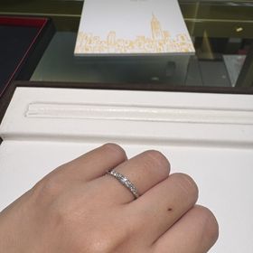 【ラザール ダイヤモンド(LAZARE DIAMOND)の口コミ】 ダイヤモンドが7石並んでいるデザインがめずらしくとても可愛いなぁと思っ…