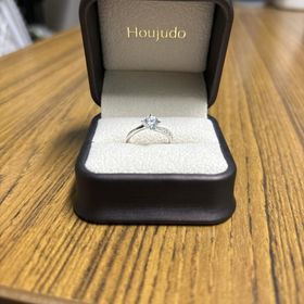 【宝寿堂(ほうじゅどう)の口コミ】 細身なフレームに0.121ctのダイヤが散りばめられ、真ん中には0.6ctのダイ…