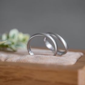 【Cayof(カヨフ)の口コミ】 長く、歳を重ねてもずっと手指に馴染むと思い太めのリングを探していまし…