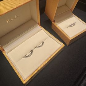 【ケイウノ ブライダル(K.UNO BRIDAL)の口コミ】 ウェーブの形で、おしゃれです。一部分につや消しを入れたため、よりおし…