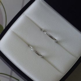 【俄(にわか)の口コミ】 少しウェーブがかっているデザインと女性側の指輪にはダイアモンドが入っ…