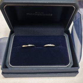 【銀座ダイヤモンドシライシの口コミ】 ブーケのデザインで、斜めにはいるダイヤモンドが美しいデザインです。
多…