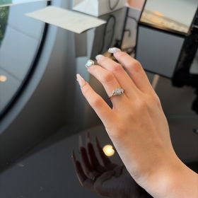 【EIKA(エイカ)の口コミ】 メインのダイヤの周りにも装飾があり豪華でかわいい
近くで見ると少し派手…