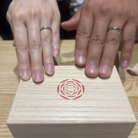 【出雲結(いずもゆい)の口コミ】 祈りというしめ縄をモチーフにデザインに和風を感じました。指輪の色も選…