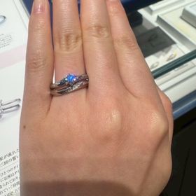 【銀座ダイヤモンドシライシの口コミ】 水かきが少しあるため、自分の指にあったウェーブデザインのものがいいな…