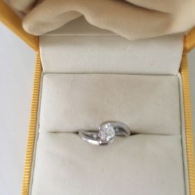 【ケイウノ ブライダル(K.UNO BRIDAL)の口コミ】 他社ブランドを色々な種類を見て回ったのですが、ケイウノのこの種類は横…