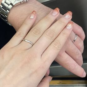 【銀座ダイヤモンドシライシの口コミ】 つけていて自然に手に馴染む気がします。ウェーブのようなデザインにした…