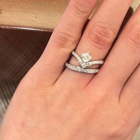 【TRECENTI(トレセンテ)の口コミ】 ハーフエタニティで華やかさと可愛さがあります。裏には双子ダイヤがあし…