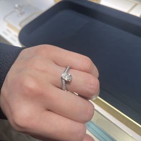 【ショーメ(CHAUMET)の口コミ】 ショーメらしい派手さと可愛らしさで特別感のある婚約指輪だとおもいます…