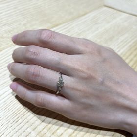 【出雲結(いずもゆい)の口コミ】 リング全体が流れるようなデザインで、指が綺麗に見えるところが気に入っ…