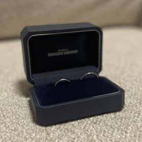 【銀座ダイヤモンドシライシの口コミ】 シンプルでずっと着けられるものを選びました。
鍛造型のリングなので、強…