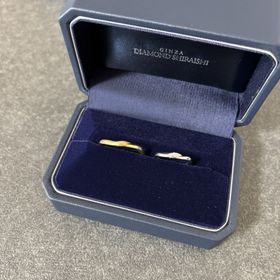 【銀座ダイヤモンドシライシの口コミ】 シンプルだけど飽きのこないデザインです。斜めに入ったダイヤが主張しす…