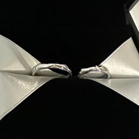 【エクセルコダイヤモンド(EXELCO DIAMOND)の口コミ】 何店舗か見て回った上で、他にないデザインだった。中央にダイヤがついて…