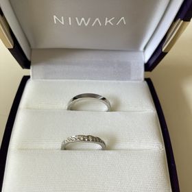 【俄(にわか)の口コミ】 デザインがお花で、他と被らないところです。男性も内側に切れ込みが入っ…