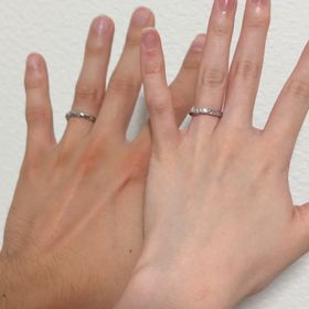 【銀座ダイヤモンドシライシの口コミ】 かわいらしいデザインが魅力で、太めのリングが手元に華やかな存在感を演…